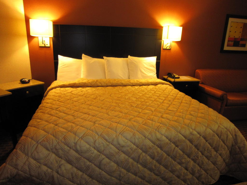 Red Carpet Inn And Suites Monmouth Junction Стая снимка