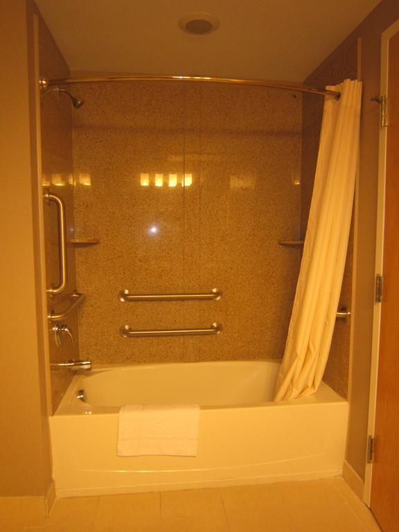Red Carpet Inn And Suites Monmouth Junction Стая снимка