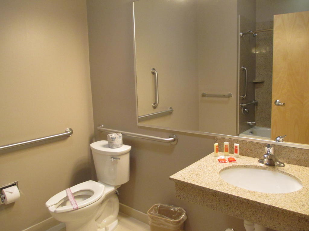 Red Carpet Inn And Suites Monmouth Junction Стая снимка