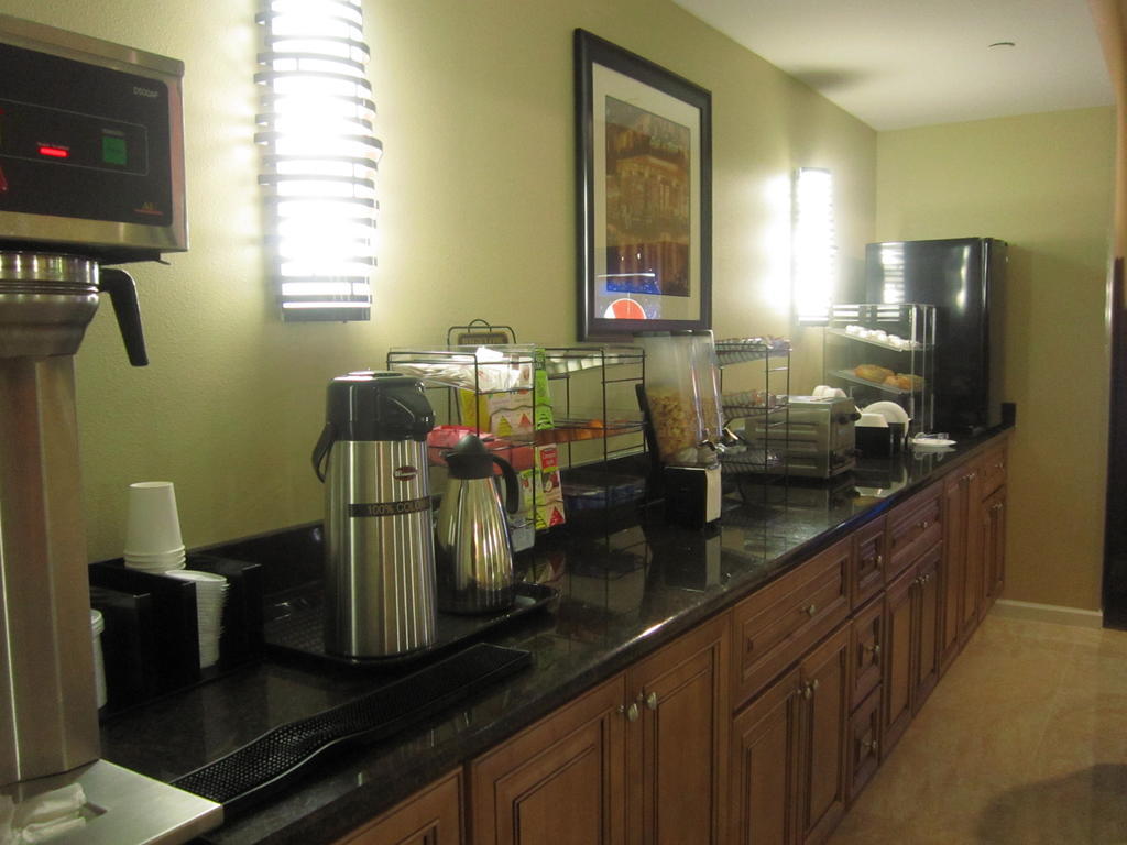 Red Carpet Inn And Suites Monmouth Junction Екстериор снимка