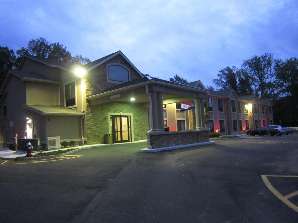 Red Carpet Inn And Suites Monmouth Junction Екстериор снимка