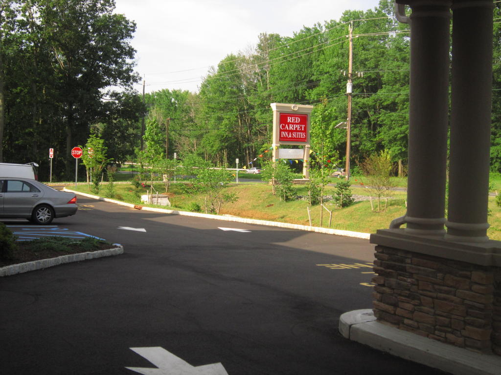 Red Carpet Inn And Suites Monmouth Junction Екстериор снимка