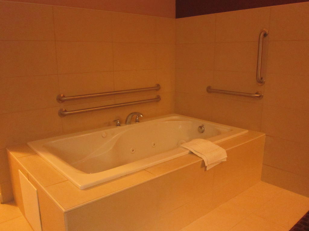 Red Carpet Inn And Suites Monmouth Junction Стая снимка