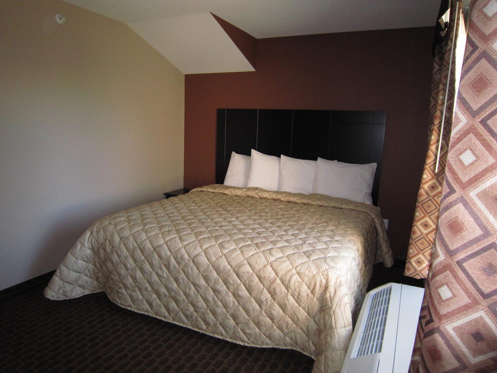 Red Carpet Inn And Suites Monmouth Junction Стая снимка