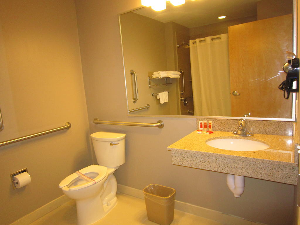 Red Carpet Inn And Suites Monmouth Junction Стая снимка