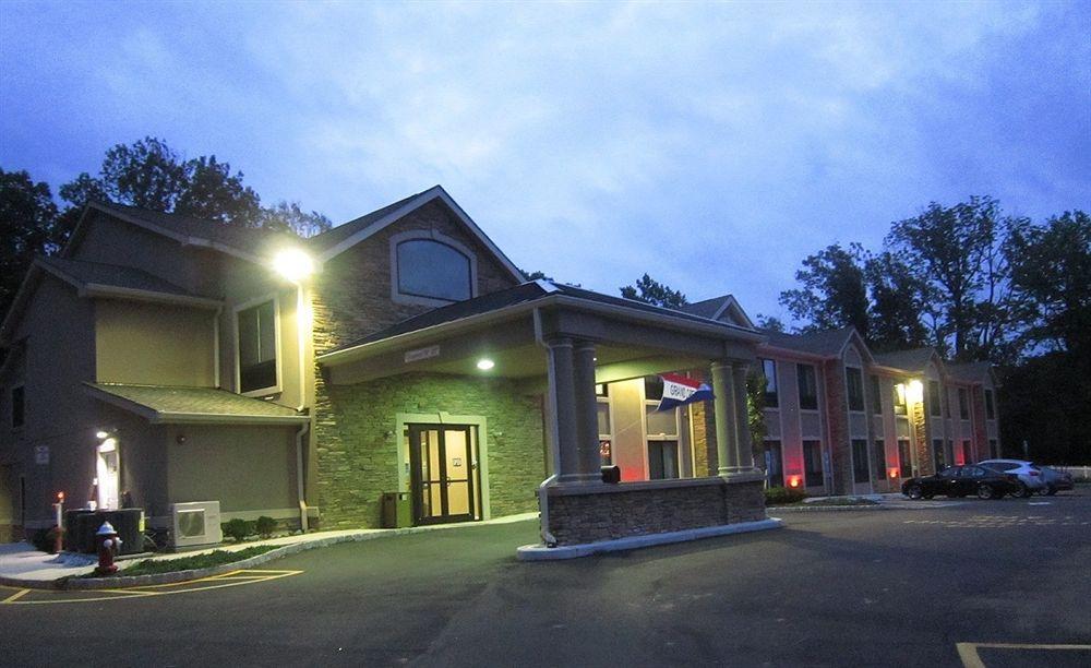 Red Carpet Inn And Suites Monmouth Junction Екстериор снимка