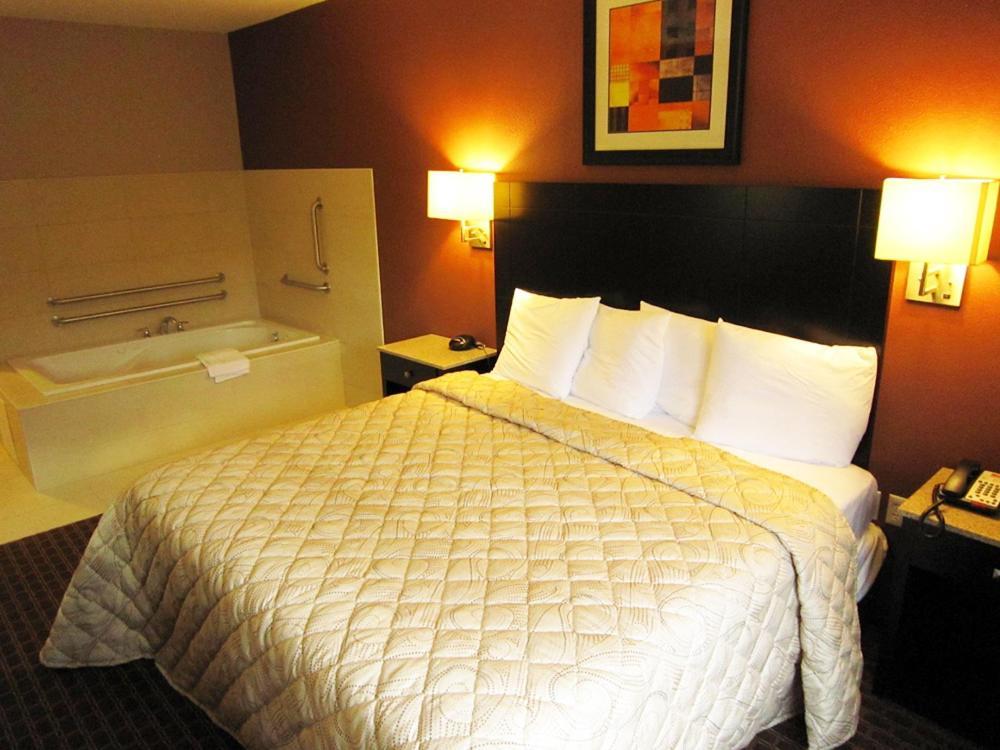 Red Carpet Inn And Suites Monmouth Junction Екстериор снимка