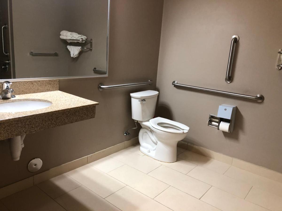 Red Carpet Inn And Suites Monmouth Junction Екстериор снимка