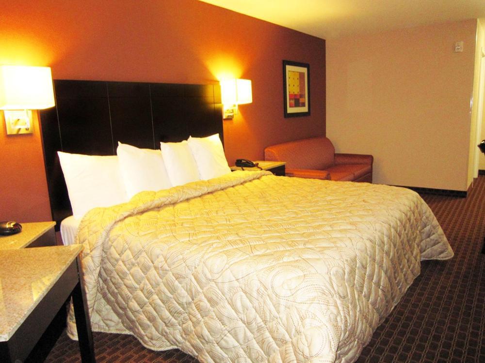 Red Carpet Inn And Suites Monmouth Junction Екстериор снимка